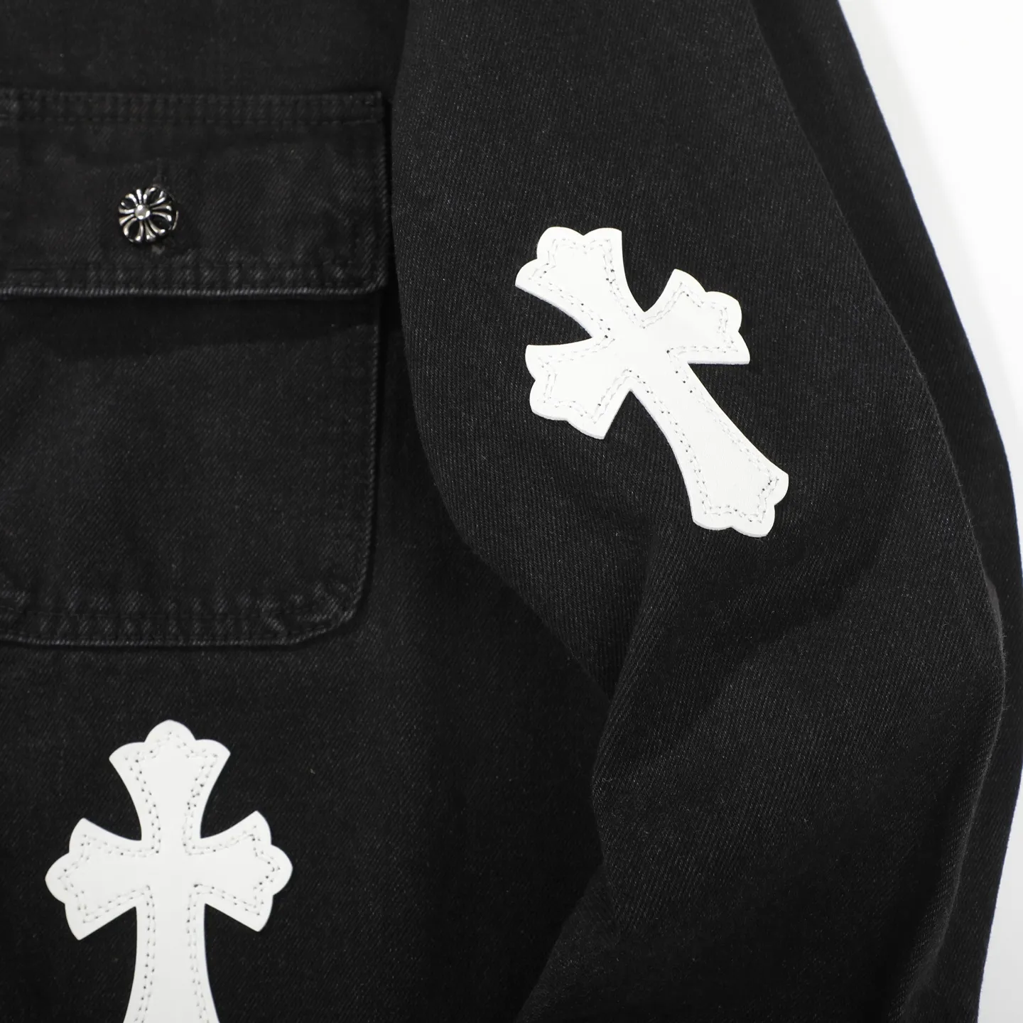 P260 Correct version (top replica) CH Chromehearts 23ss denim cross-leather black and white jacket denim jacket. A super versatile denim jacket that is breathable, comfortable and elegant! The entire garment is made of super heavy-duty workmanship and is made of denim denim fabric imported from Japan. After the finished product is washed, the loss rate is extremely high! The whole body is made with old craftsmanship and the upper body is stylish! The body has multiple crosses and leather logos sewn on it! Because of the old craftsmanship, everything from gold five to three marks has been re-made with new molds, 100% restored to the original craftsmanship! All the leather characters are laser-aligned. The leather difference is definitely not the same as that of the super-fiber leather on the market. This year’s new sheep leather is used. The finished embroidery guarantees the quality of the entire product❗ It took nearly two months of back-and-forth production to get a satisfactory effect. The various cutting designs really took a lot of effort to achieve a satisfactory experience! The same style for men and women, great for couples!   Color: black with white label Size: S M L